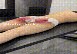 女孩臀部的鲜血在内裤上绽放出璀璨之花