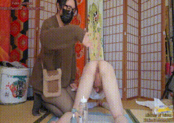 變態學姐把學弟的衣服脫光光，強制對學弟灌腸然後用手OTK打屁股，又拿藤條打